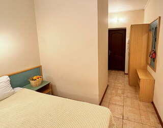 Гостиница Морская Волна Анапа Двухместный номер с 1 кроватью или 2 отдельными кроватями и балконом-4