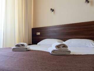 Гостиница Морская Волна Анапа Двухместный номер Делюкс с 1 кроватью или 2 отдельными кроватями и балконом-3