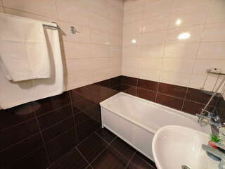 Гостиница Морская Волна Анапа Двухместный номер Делюкс с 1 кроватью или 2 отдельными кроватями и балконом-7