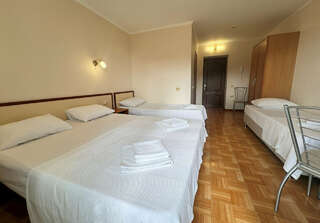 Гостиница Морская Волна Анапа Стандартный четырехместный номер-5